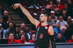 NBA媒体透露：湖人队正在密切关注武切维奇的动向，若机会合适，可能将其招入麾下