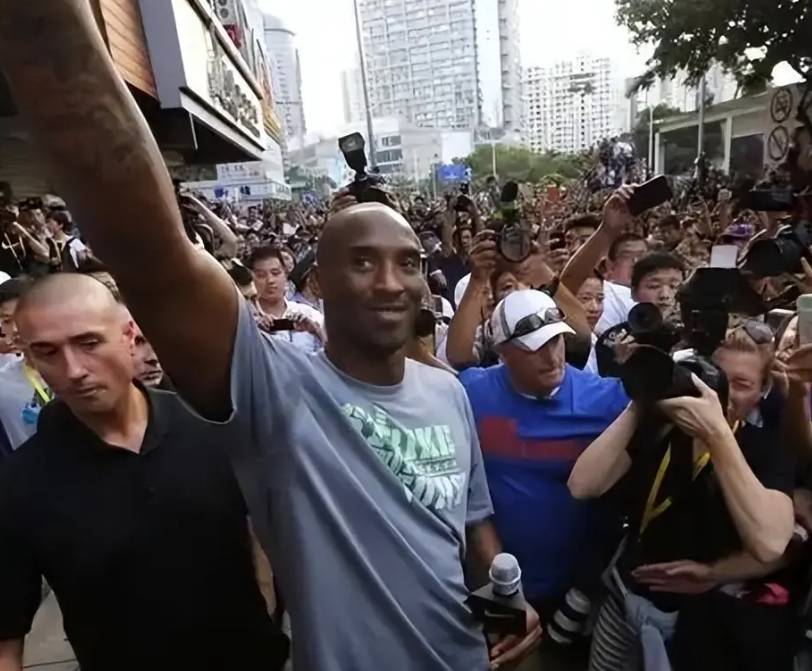科比的忠诚被低估了，许多球队招募科比，而科比选择了终老湖人队